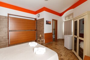 Luxe beddengoed, een bureau, gratis wifi, beddengoed