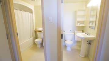 Family Unit, 4 Bedrooms | Bathroom