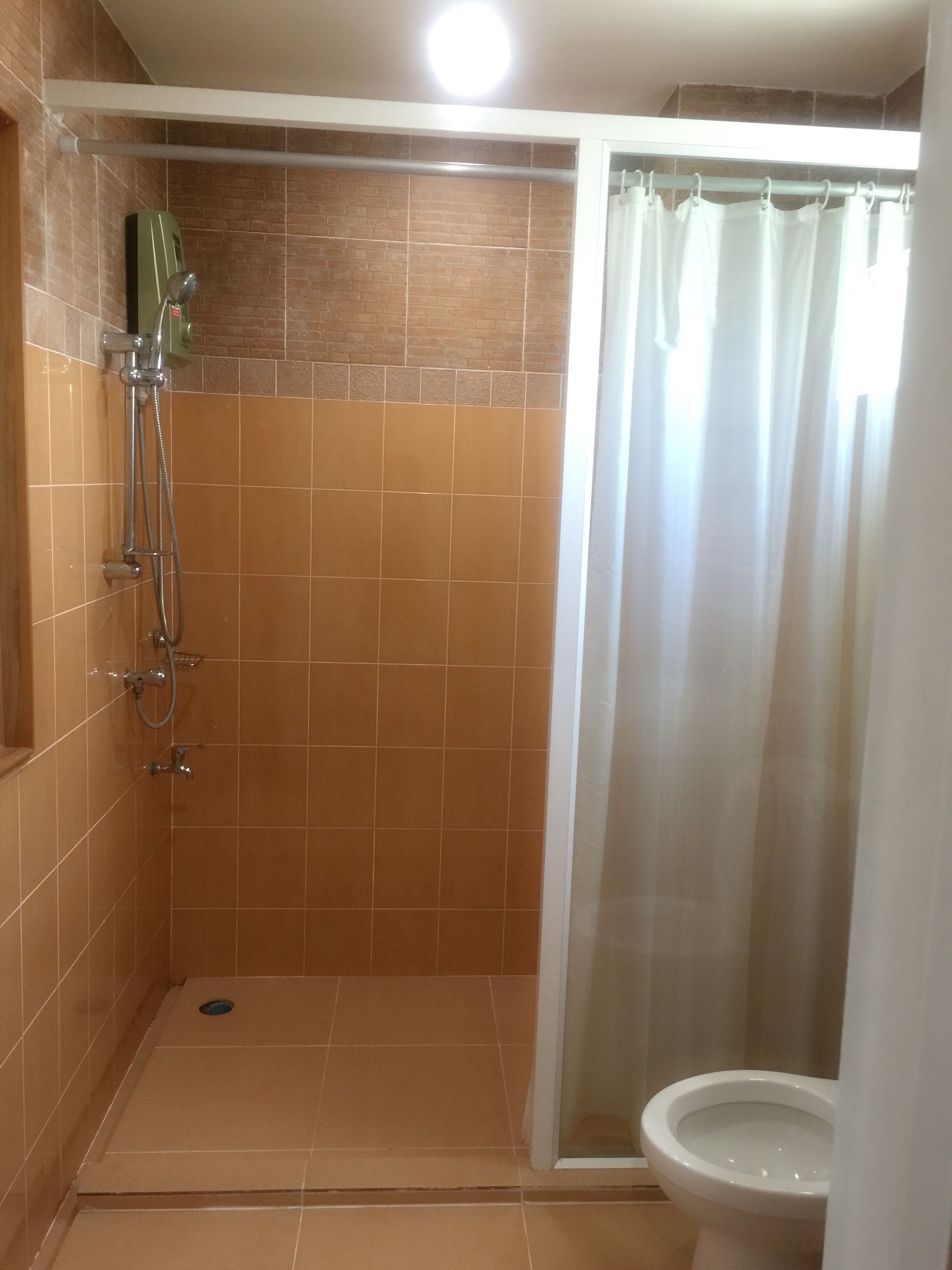 standard double room | bathroom | shower, free toiletries, hair dryer