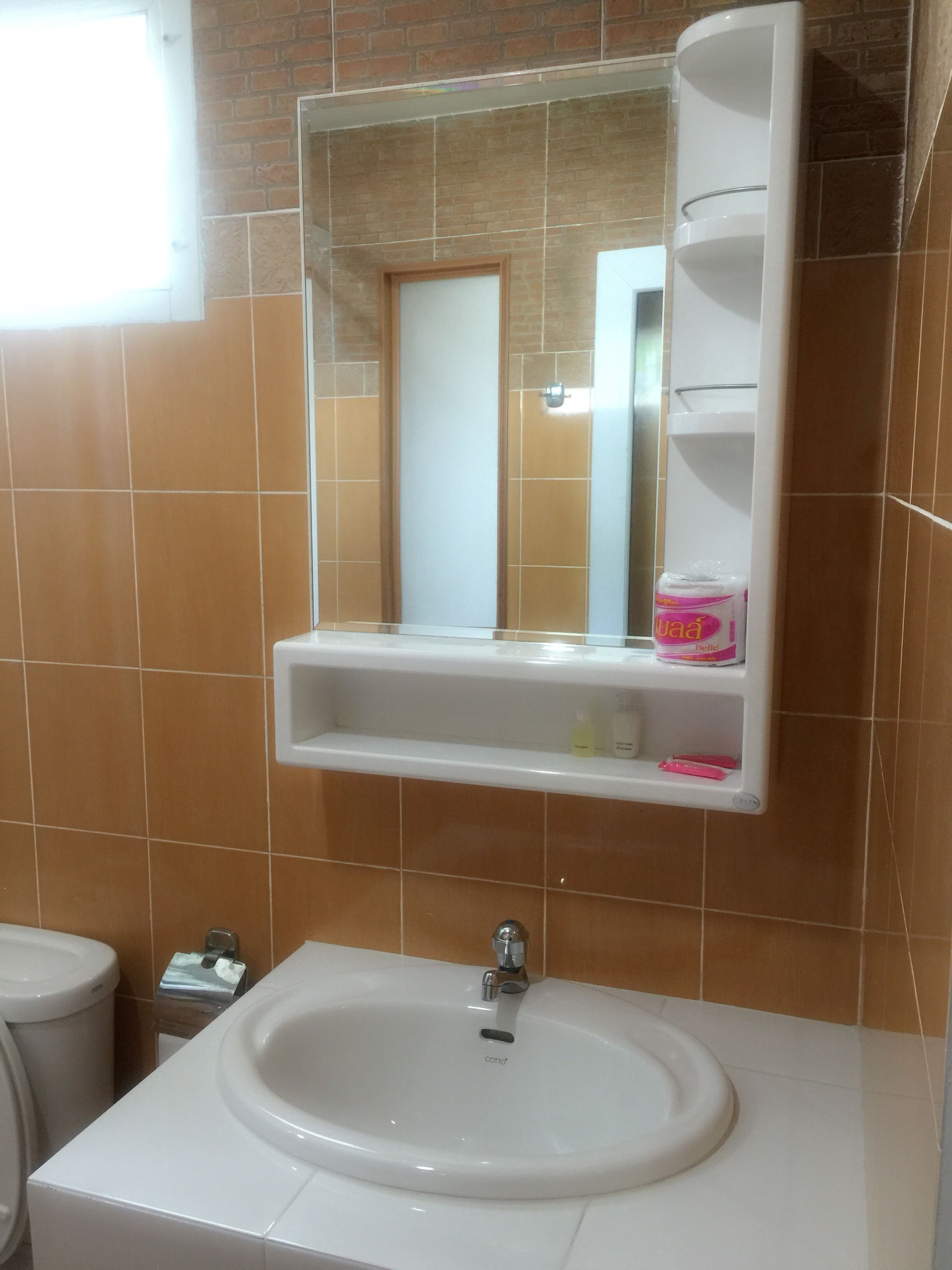 standard double room | bathroom | shower, free toiletries, hair dryer