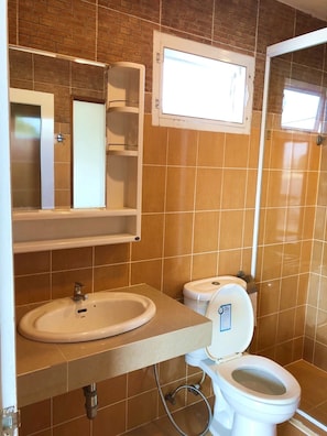 Douche, articles de toilette gratuits, sèche-cheveux