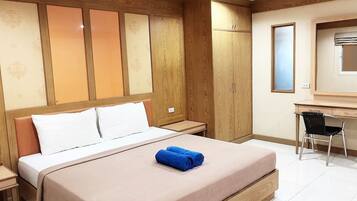 Desk, free wired Internet