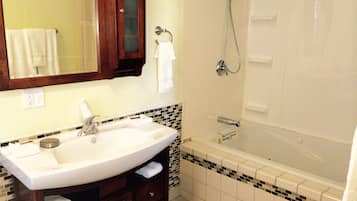 2 Queen Beds with sofa bed, Jetted Tub | Bathroom