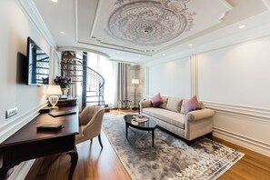 أغطية فراش متميزة وميني بار وخزنة داخل الغرفة وتجهيزات عازلة للصوت