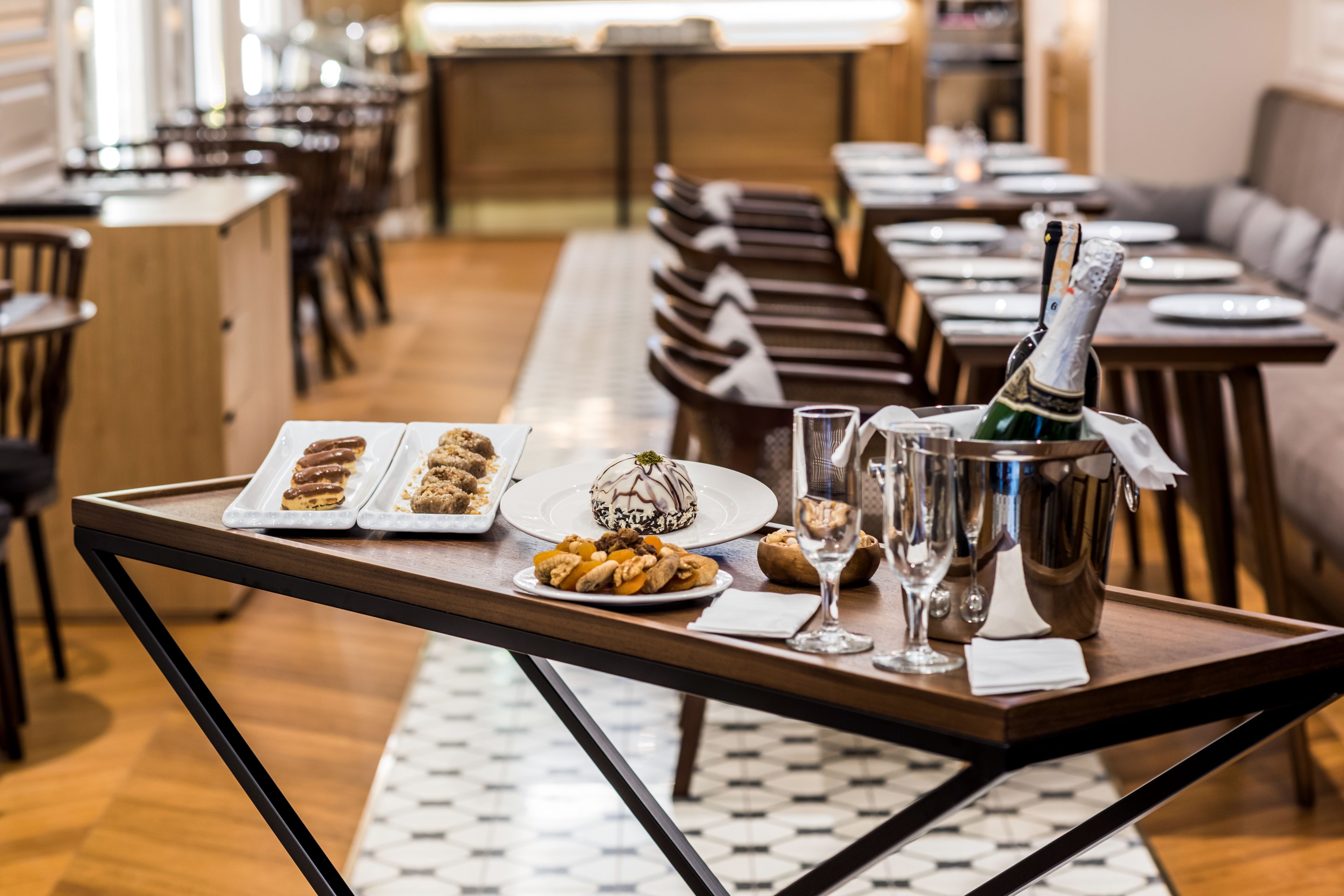 breakfast, lunch, dinner served; international cuisine