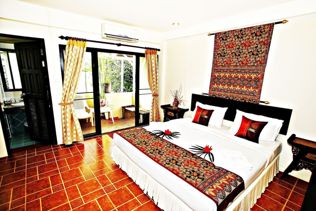 deluxe double room, sea view | in-room safe, desk, blackout curtains, free wifi