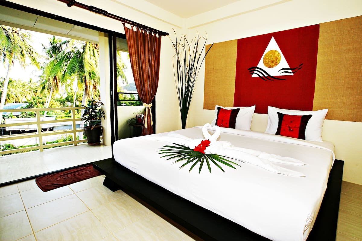 deluxe double room (air-condition) | in-room safe, desk, blackout curtains, free wifi