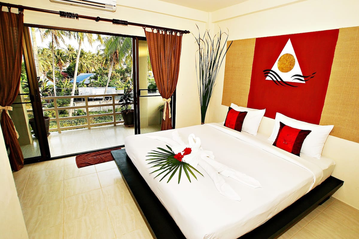 in-room safe, desk, blackout curtains, free wifi