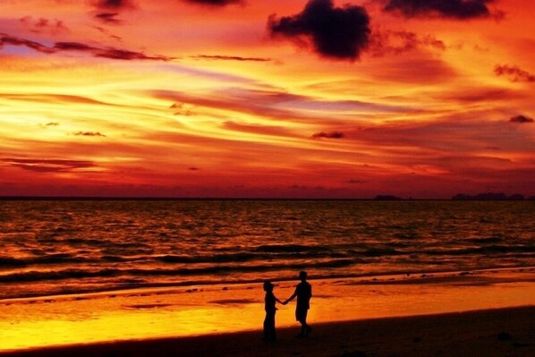 On the beach, white sand, beach towels - Aloha Lanta (Ko Lanta)
