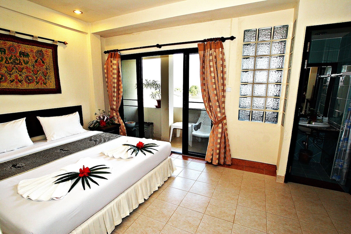deluxe double room (air-condition) | in-room safe, desk, blackout curtains, free wifi