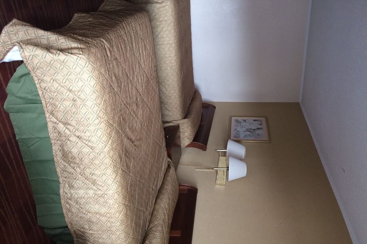 غرفة عادية - سريران مزدوجان