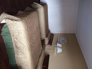 غرفة عادية - سريران مزدوجان