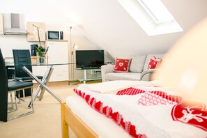 2 bedrooms, premium bedding, in-room safe, desk