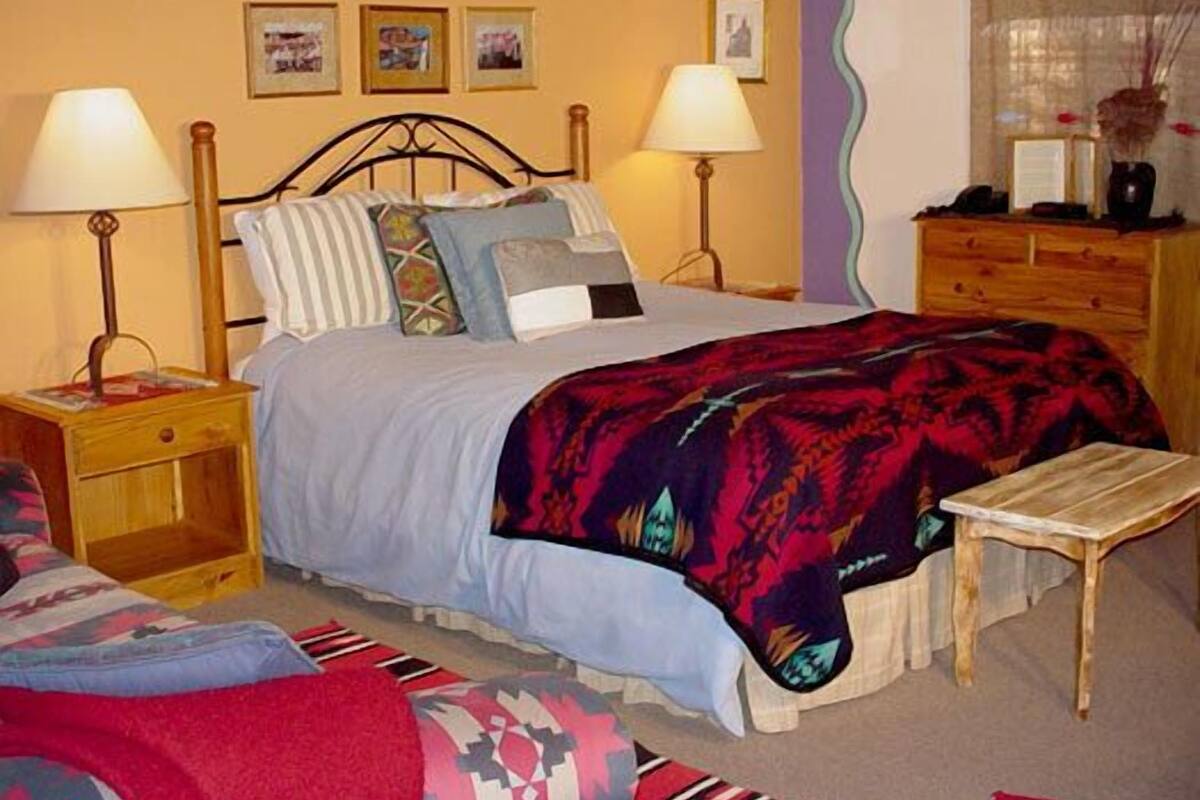 Quarto tradicional, 1 cama Queen | Escrivaninha, espaço de trabalho para notebook, Wi-Fi de cortesia