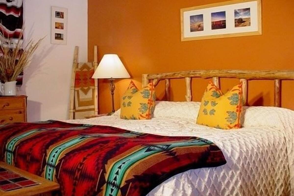 Quarto clássico, 1 cama King | Escrivaninha, espaço de trabalho para notebook, Wi-Fi de cortesia