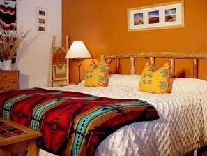 Camera Classic, 1 letto king | Con stile personalizzato, con arredamento individuale, una scrivania