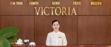 A reception desk with clocks displaying times from New York, London, Hanoi, Paris, and Moscow.