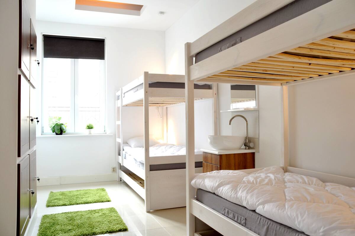 Asrama Umum, asrama campuran, kamar mandi umum (1 bed in a 6bed dormitory) | Setrika/meja setrika dan Wi-Fi gratis