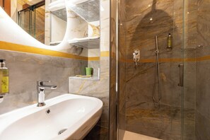 Double Room | Bathroom | Shower, free toiletries, hair dryer, towels - Rome To Stay (Rome)