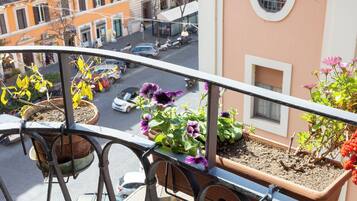 Camera quadrupla | Vista strada