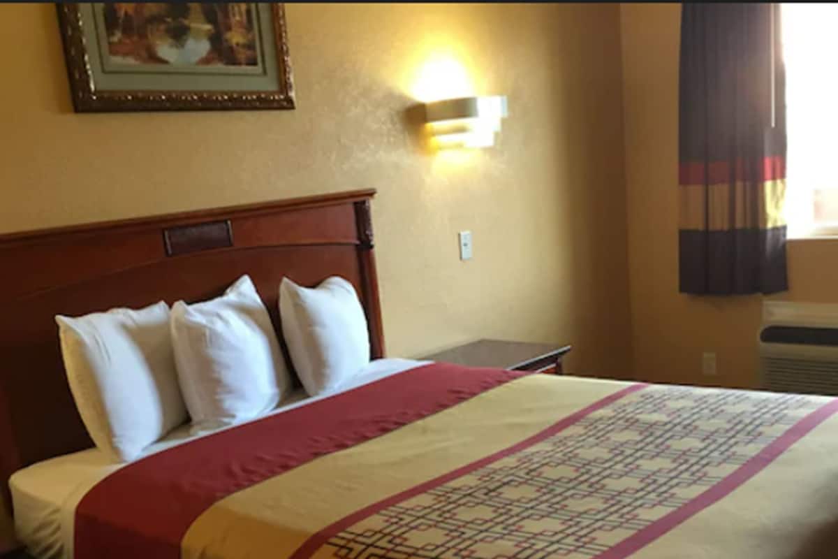 Desk, blackout drapes, iron/ironing board, free WiFi