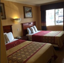 Escrivaninha, cortinas blackout, ferros/tábuas de passar roupa