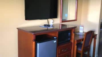 Escrivaninha, cortinas blackout, ferros/tábuas de passar roupa