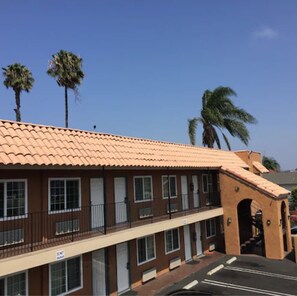 Un bâtiment à deux étages, doté d’un toit recouvert de tuiles et d’un balcon.