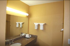 淋浴/浴缸二合一、免費盥洗用品、毛巾