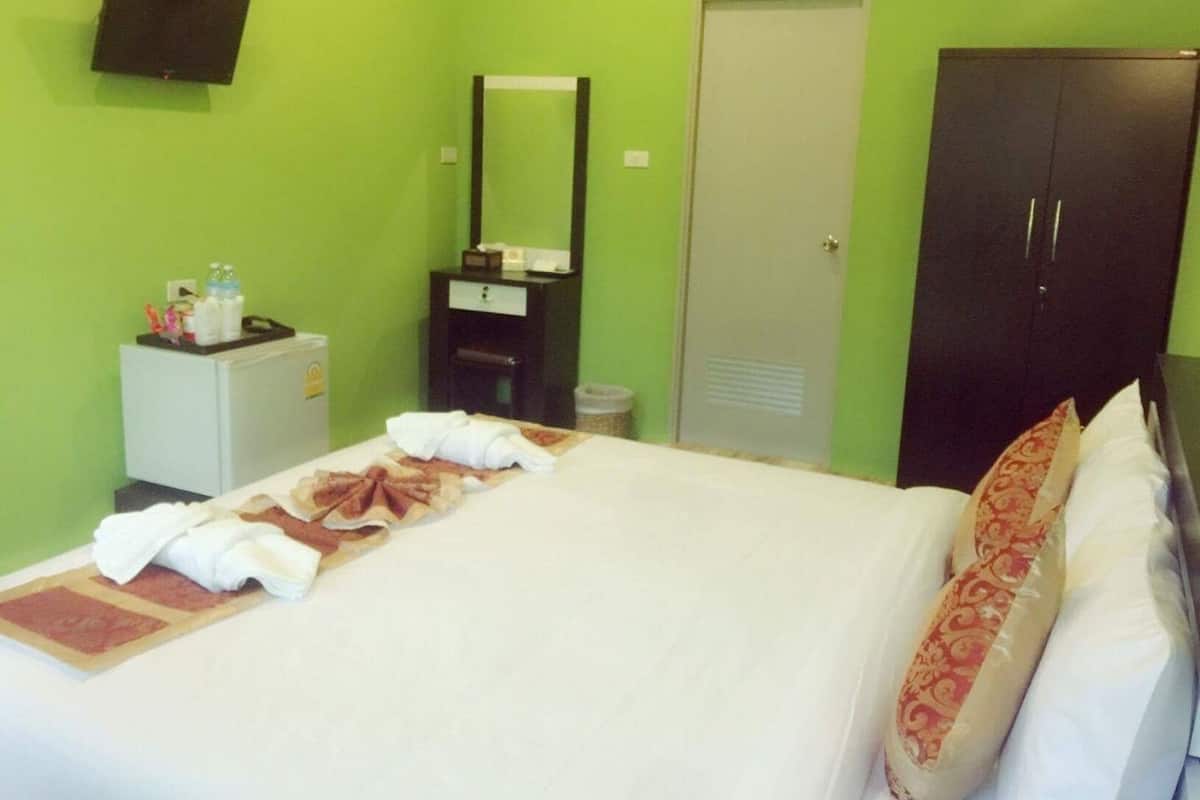 Standard Double Room | Minibar, in-room safe, desk, rollaway beds