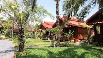 Traditional Bungalow | Minibar, in-room safe, desk, rollaway beds