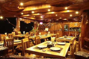 Breakfast, lunch, dinner served; Thai cuisine