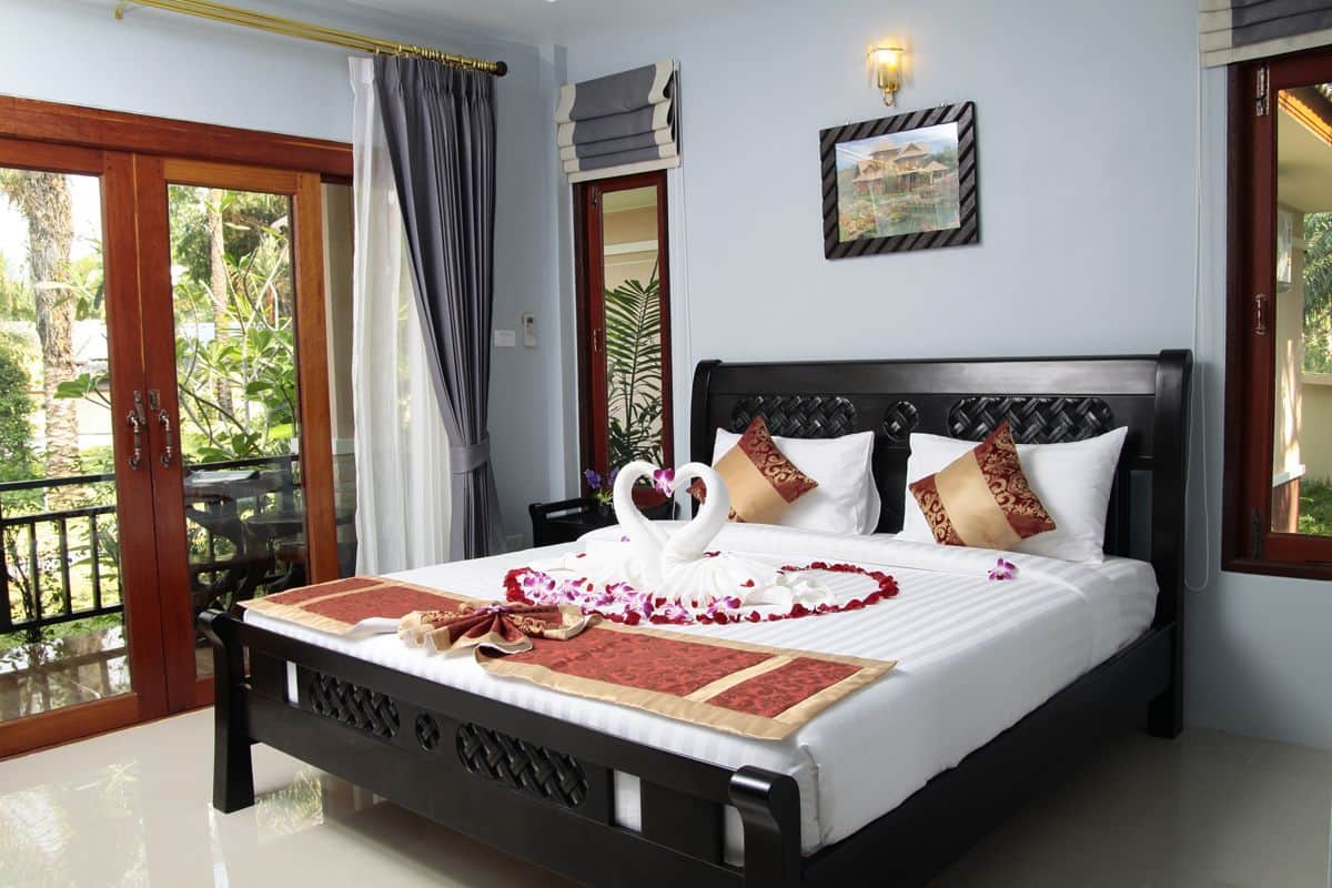 Deluxe Bungalow | Minibar, in-room safe, desk, rollaway beds