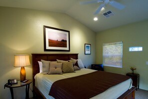 Individuell dekoriert, schallisolierte Zimmer, Bügeleisen/Bügelbrett