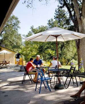 BBQ/picnic area - Queen's Inn By the River (Oakhurst)