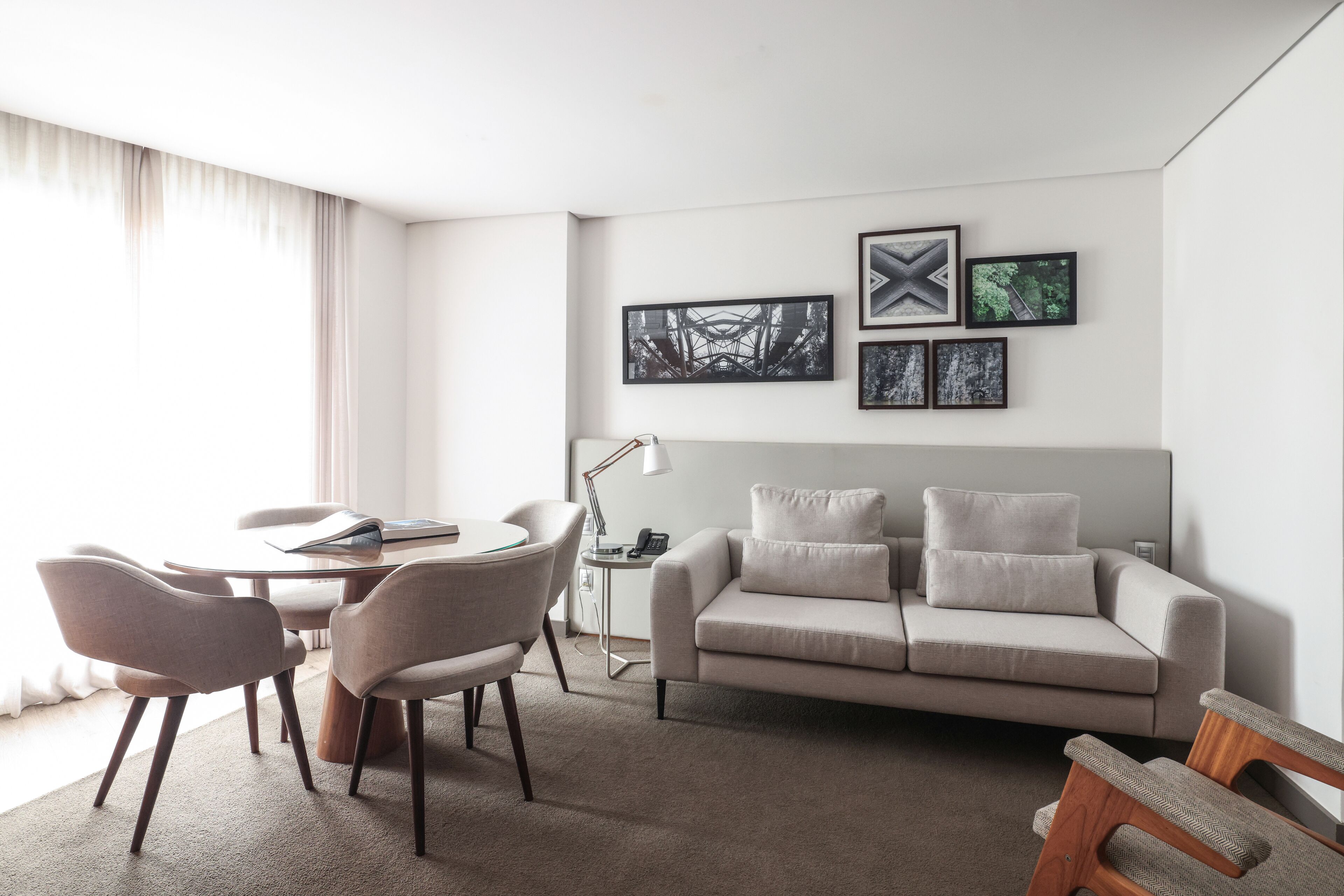 Roupas de cama premium, frigobar, cofres nos quartos, escrivaninha