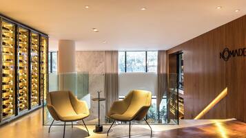 Melayani sarapan dan makan siang dengan sajian masakan internasional