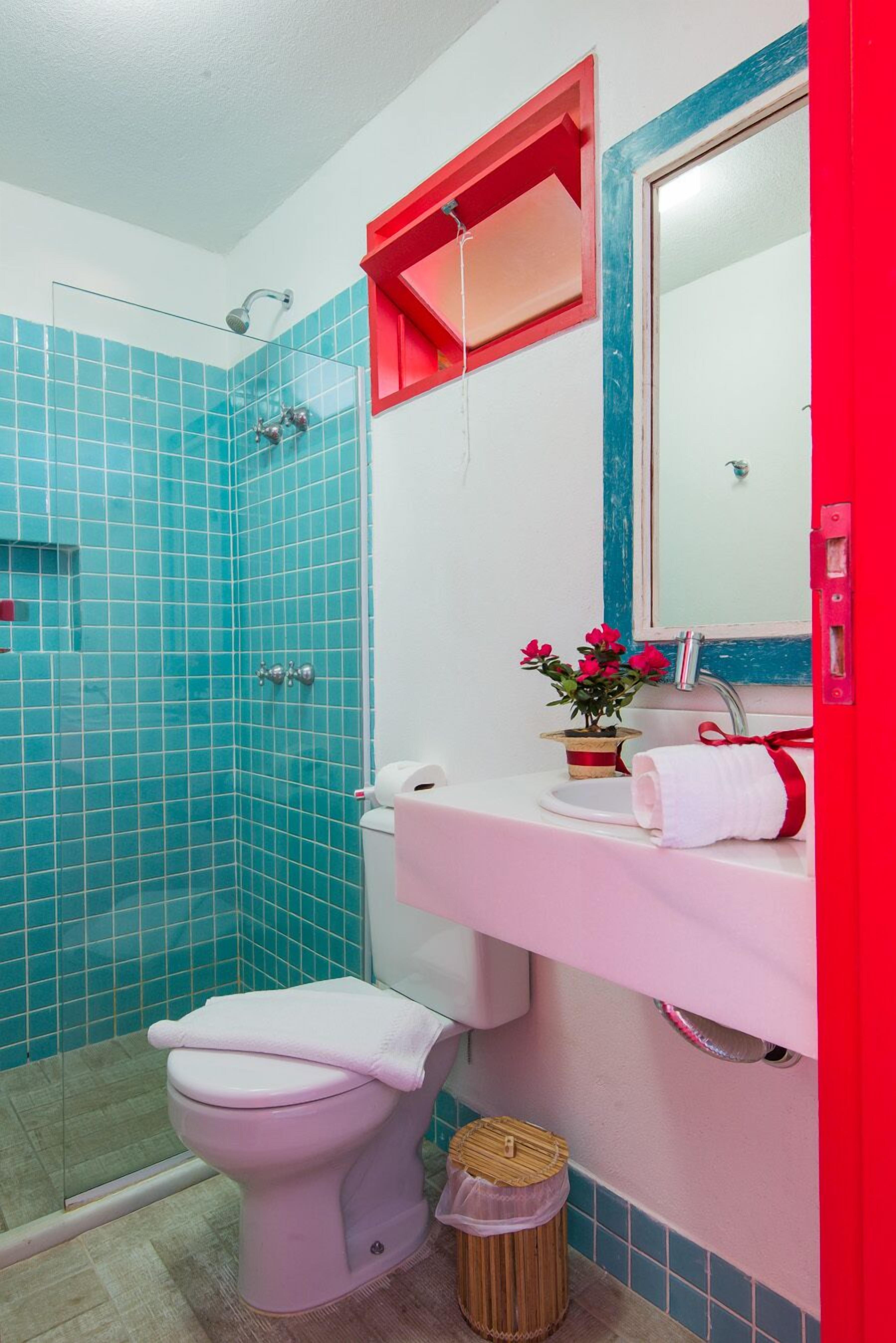 Un baño con inodoro, lavamanos y ducha.