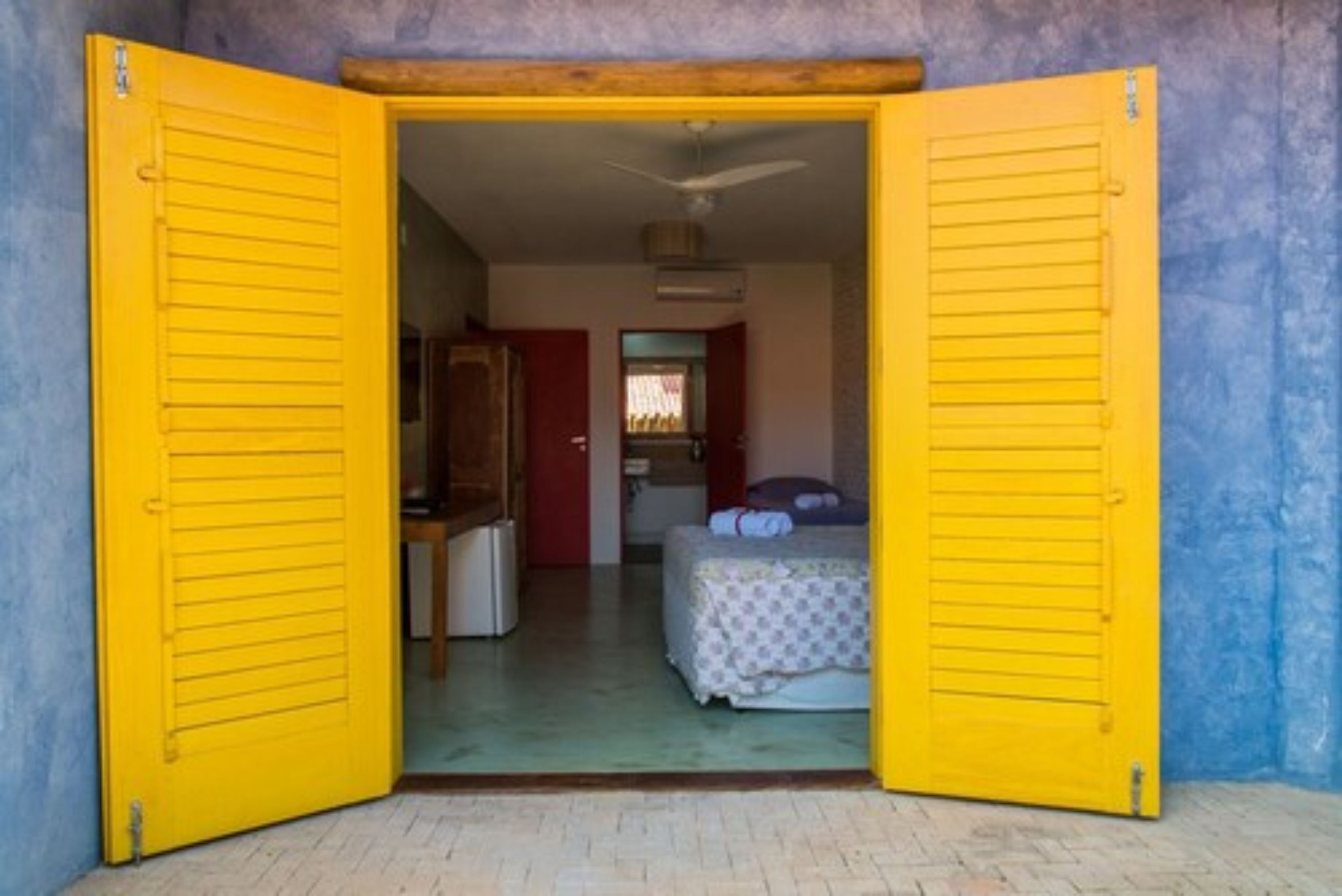 Una habitación amplia con cama, escritorio y armario.