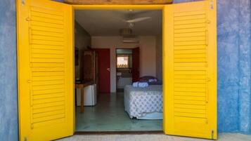 Una habitación amplia con cama, escritorio y armario.