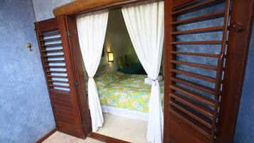 QUARTO TRIPLO COM VARANDA | Varanda coberta