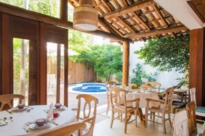Free daily buffet breakfast