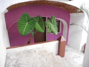 Suite, 1 letto king | Area soggiorno | TV a schermo piatto 32 pollici con canali via cavo, TV