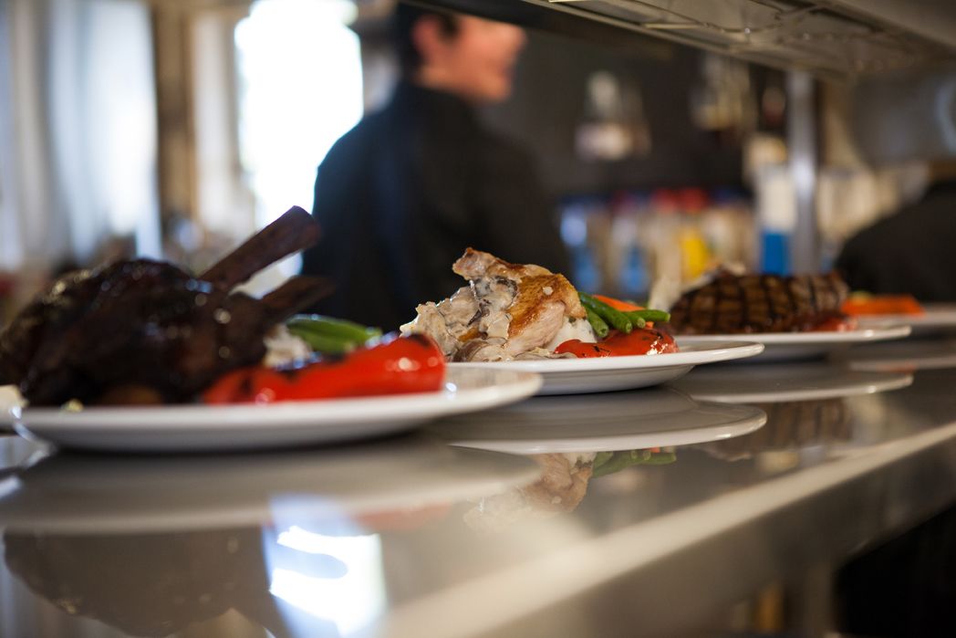 Un buffet proposant divers plats, notamment de la viande et des légumes, dans un cadre de restaurant.