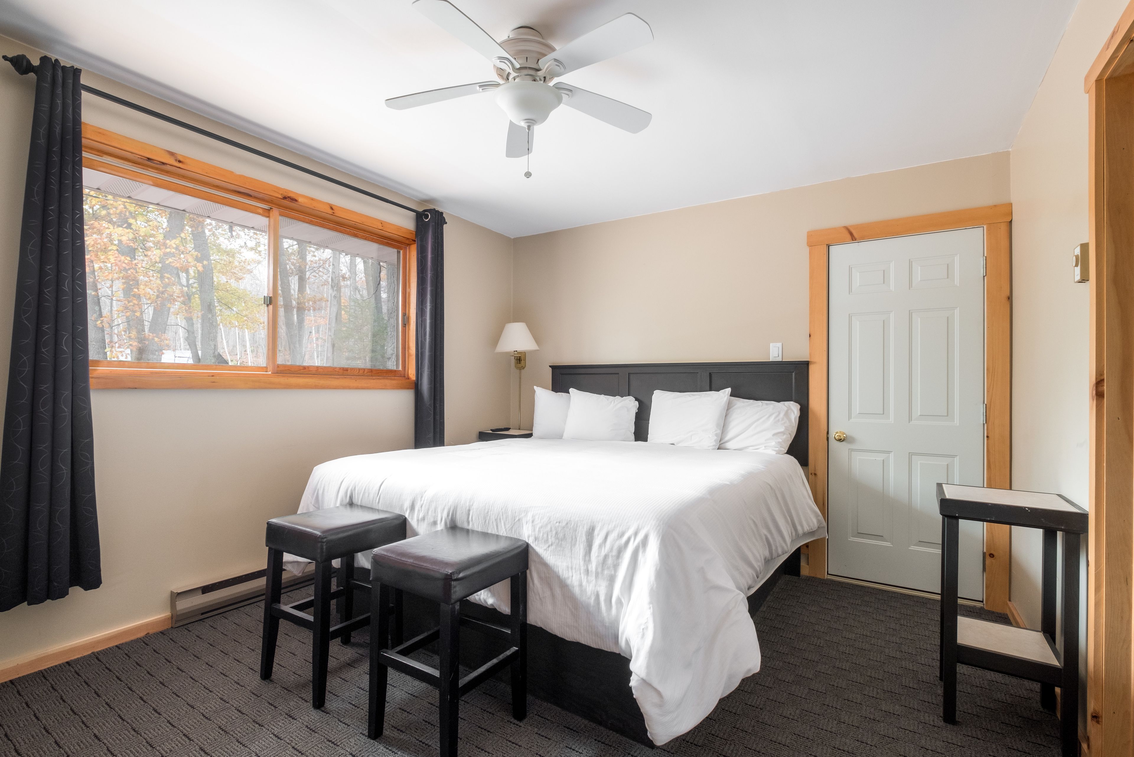 1 Bedroom Lakeview Condo  | Décor unique, ameublement unique, rideaux d’obscurcissement