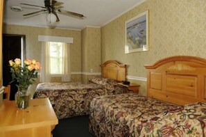 Desk, free WiFi, bed sheets - Mamaroneck Motel (Mamaroneck)