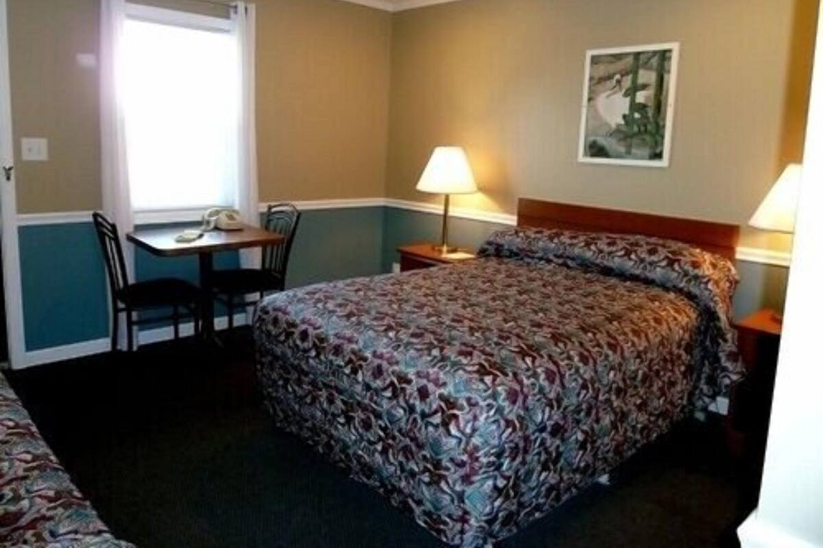 Room, 1 Double Bed and 1 Single Bed | Meja kerja, Wi-Fi gratis, dan seprai linen