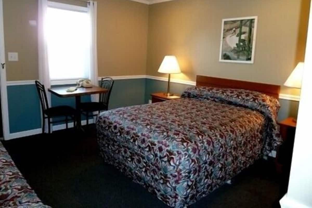 Room, 1 Double Bed and 1 Single Bed | Escritorio, wifi gratis, ropa de cama