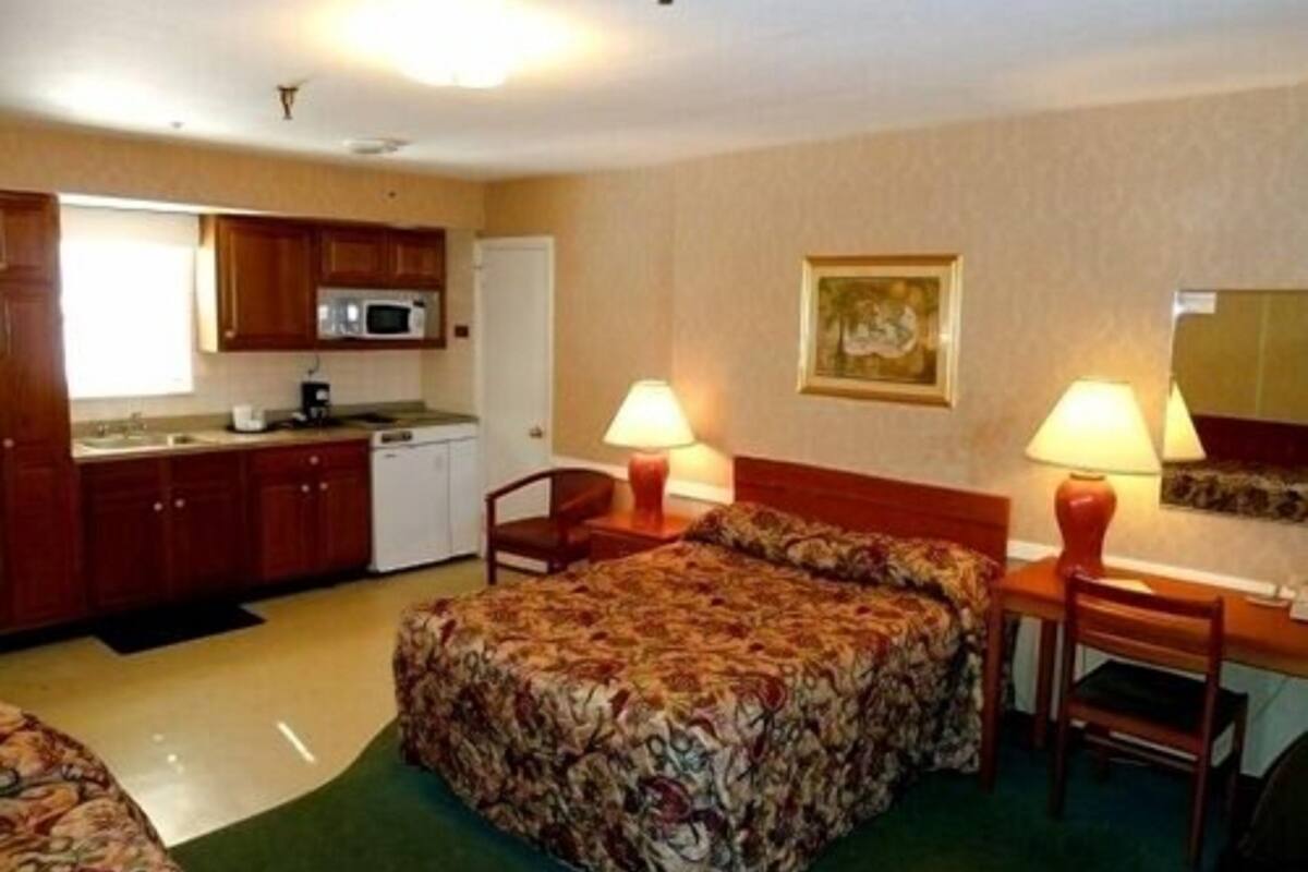 Room, 1 Double Bed and 1 Single Bed, Kitchen | Meja kerja, Wi-Fi gratis, dan seprai linen