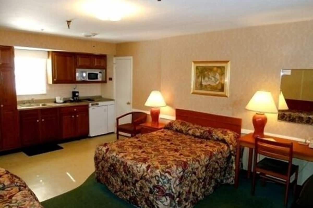 Room, 1 Double Bed and 1 Single Bed, Kitchen | Escritorio, wifi gratis, ropa de cama